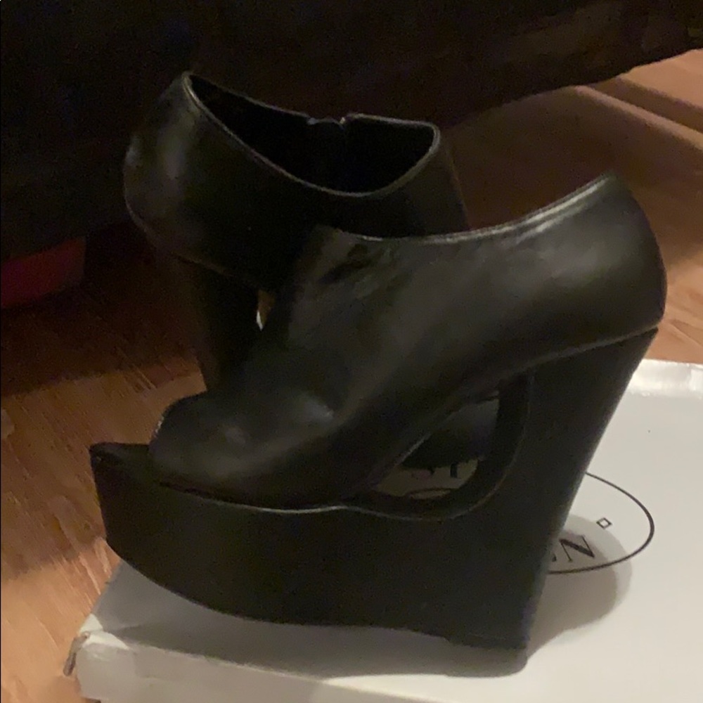 Used Steve Madden Black Leather “Delttaa” Size 10